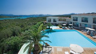 weiter Ausblick über das Hotel Petra Bianca auf Sardinien in Italien