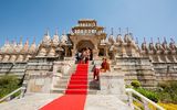 Ranakpur Tempel mit rotem Teppich