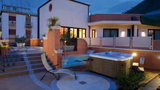 Entspannen im Jacuzzi am Abend im Hotel Artemis auf Sizilien in Italien