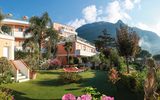 Blick auf das Hotel Terme la Pergola bei sonnigem Wetter in Italien, Ischia