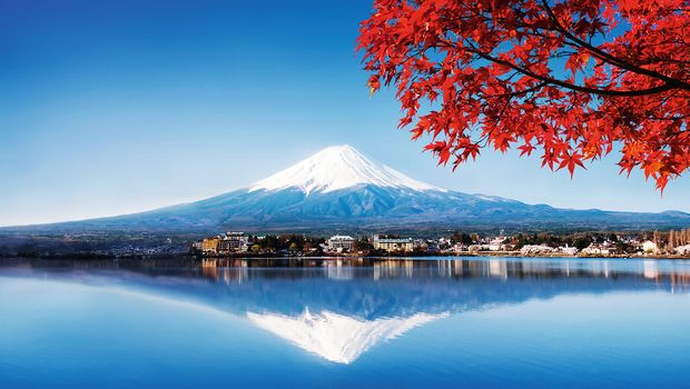 Mount Fuji und See Kawaguchiko im Herbst