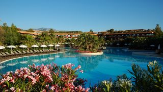 großer Pool mit mediterraner Begrünung im Acacia Resort auf Sizilien in Italien