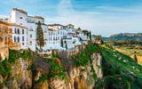 Häuserfront an der Klippe in Ronda, Andalusien