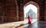 Frau im Kleid vor Taj Mahal