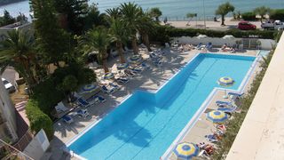 großer Pool mit Palmen am Hotel Tourist auf Sizilien in Italien